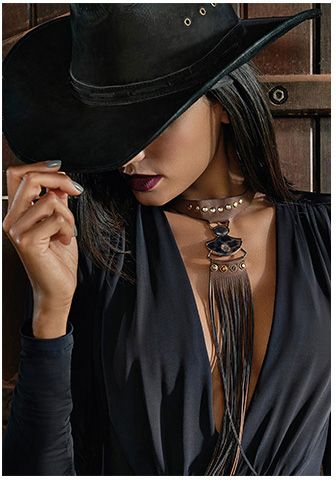 modelo usa blusa preta e chapéu na mesma cor.