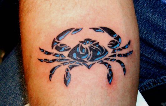 tatuagem de caranguejo em preto e azul para o signo de Câncer
