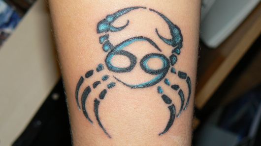 tatuagem do símbolo do signo de Câncer com patinhas de caranguejo