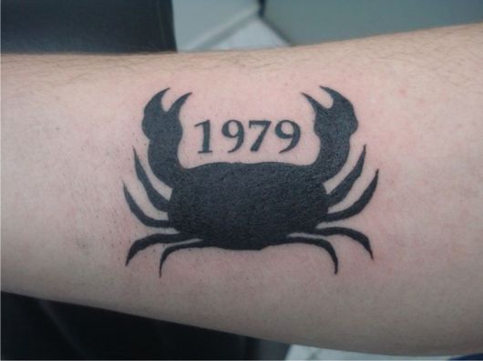 tatuagem de caranguejo do signo de Câncer com ano de aniversário