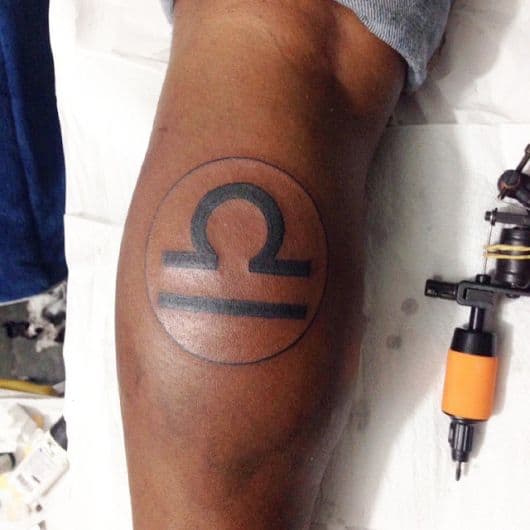 tatuagem do símbolo do signo de Libra
