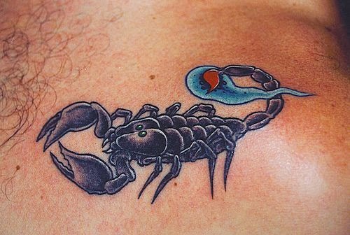 tatuagem de escorpião em azul