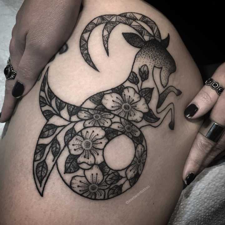 tatuagem de Capricórnio preenchido com flores e plantas