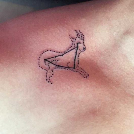 tatuagem da constelação do signo de Capricórnio com animal ao redor