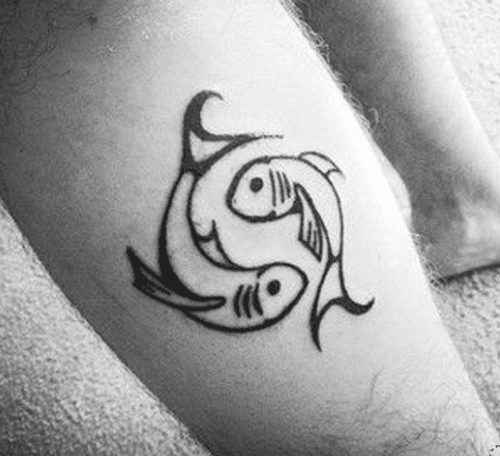 tatuagem redonda de dois peixes 