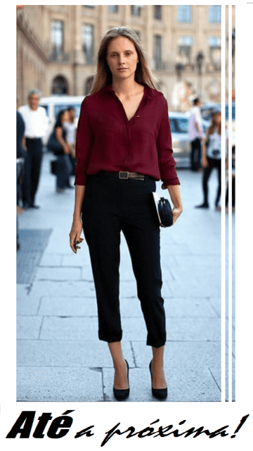 modelo usa calça preta cintura alta, blusa vermelha escuro e scarpin preto.