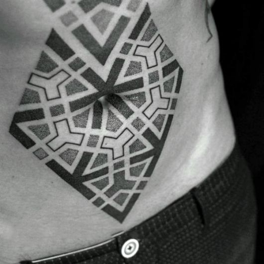 Tatuagem geométrica na barriga de um homem com linhas e formas que se repetem