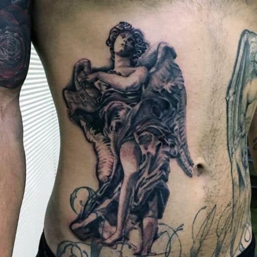 Tatuagem de anjo realista na barriga de um homem