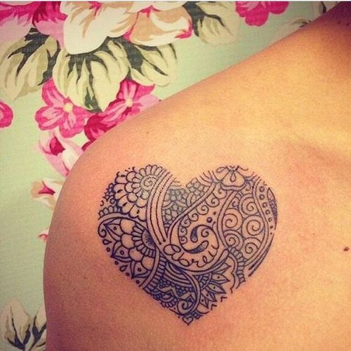 Tatuagem de um coração sem contorno preenchido por diversas formas e desenhos 