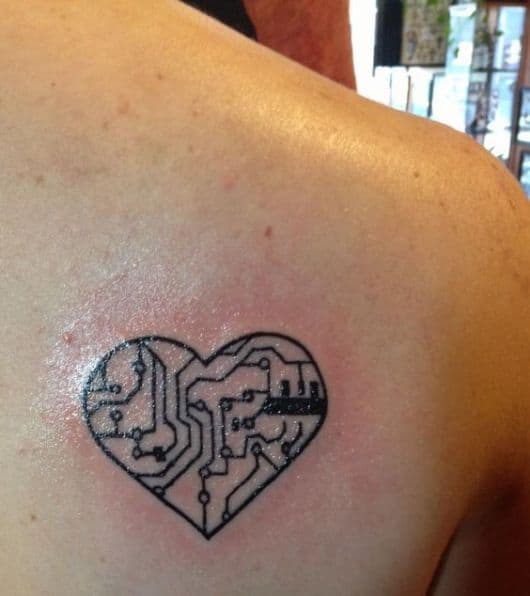 Tatuagem de um coração com um circuito elétrico desenhado em seu interior