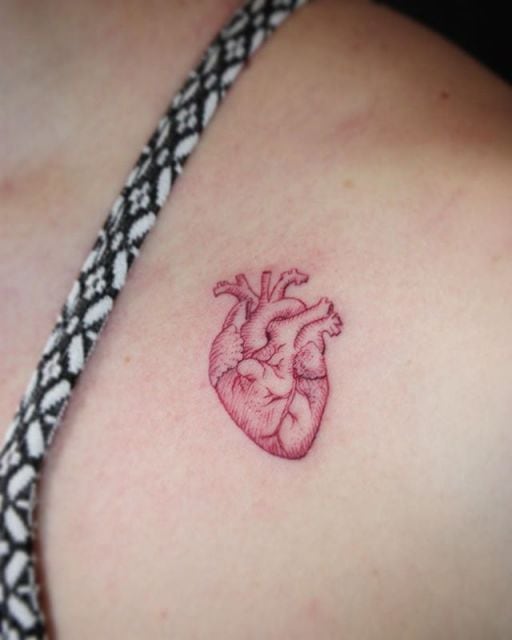 Tatuagem de coração realista feito com a cor vermelha em tamanho reduzido
