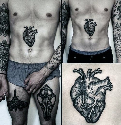 Tatuagem realista de coração na barriga de um homem