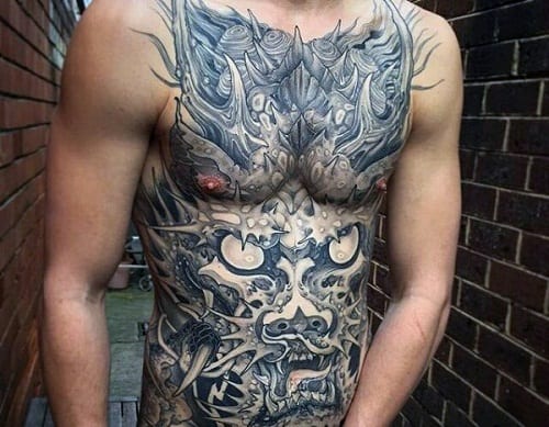 Tatuagem de dragão oriental preenchendo a barriga de um homem