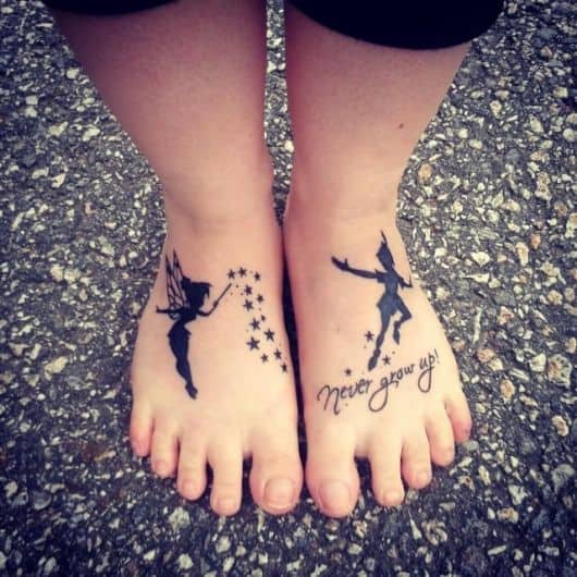 Tatuagem da Sininho no pé direito e Peter Pan no pé esquerdo, acompanhada da frase "Never Grow Up"