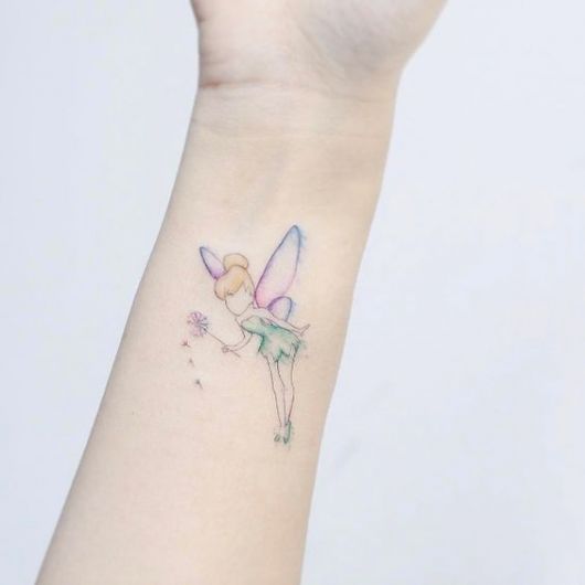 Tatuagem da Sininho no pulso muito simples, com cores básicas e traços finos