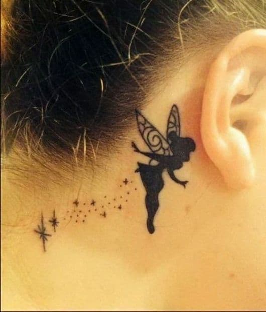 Tatuagem da silhueta da Sininho bem pequena atras da orelha