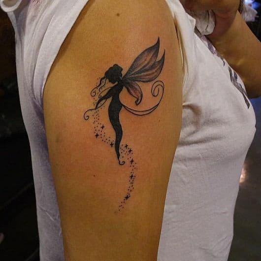 Tatuagem no braço de uma fada voando enquanto olha para baixo
