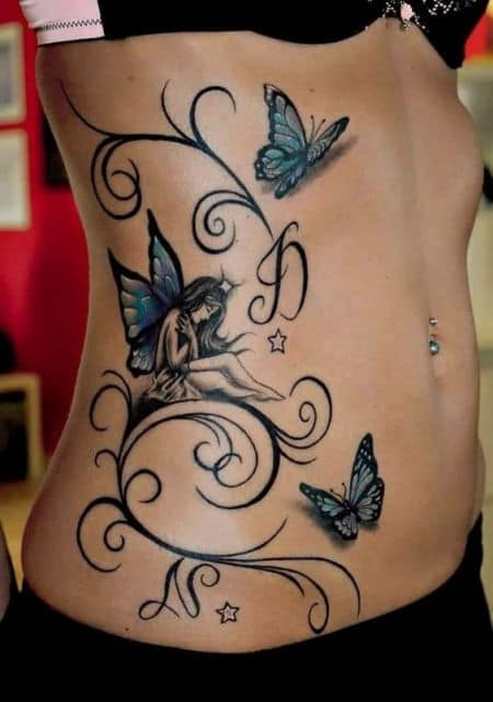 Tatuagem na costela de uma mulher com uma fada sentada rodeada por linhas e borboletas