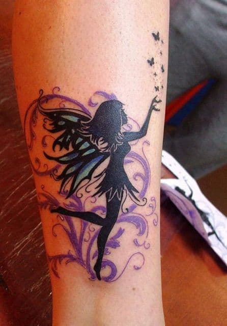Tatuagem de uma fada colorida de preto soltando pequenas borboletas de sua mão