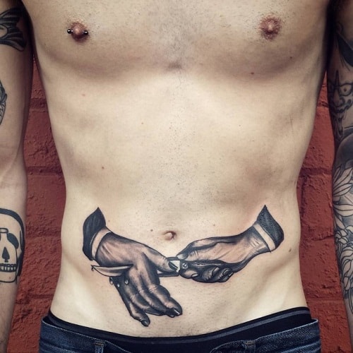 Tatuagem realista de uma mão apunhalando a outra