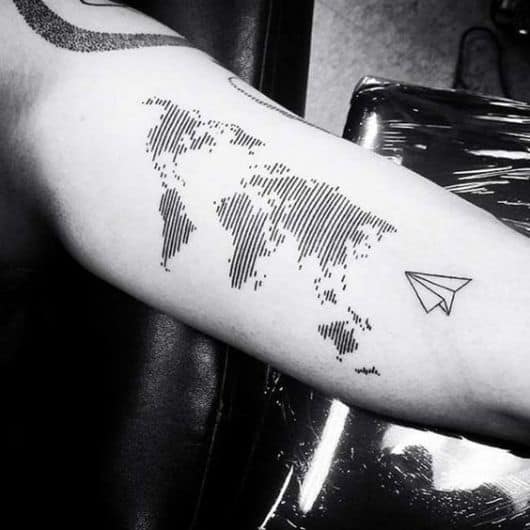 Tatuagem do mapa mundi no braço feita somente com linhas verticais