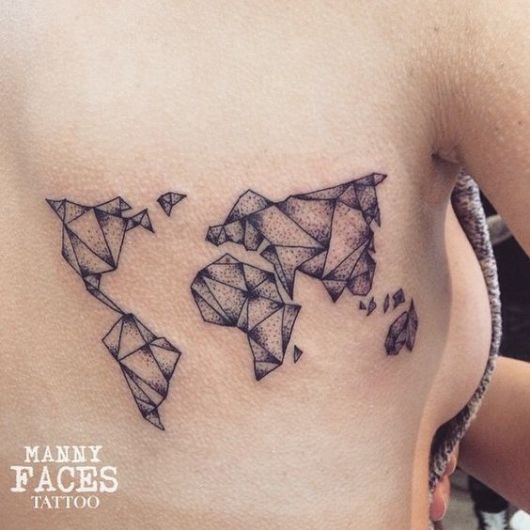 Tatuagem nas costas de uma mulher do mapa mundi com bastante sombreamento e linhas retas