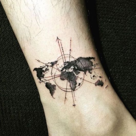 Tatuagem de um mapa mundi pintado de preto com linhas e círculos sobrepostos 