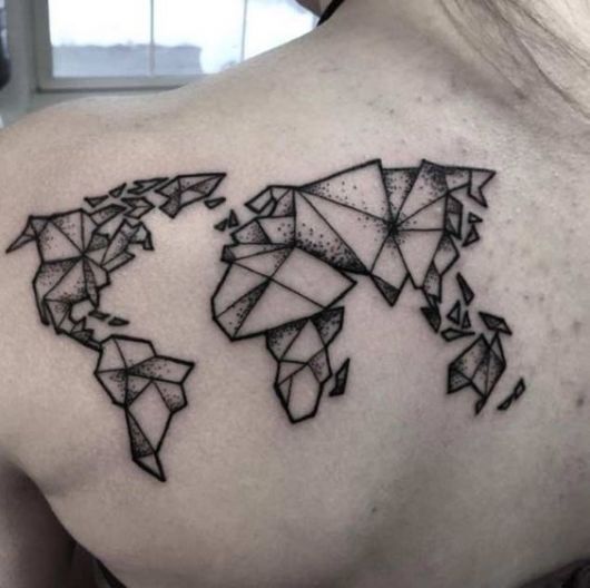 Tatuagem do mapa mundi sombreado e com linhas grossas nas costas de uma pessoa