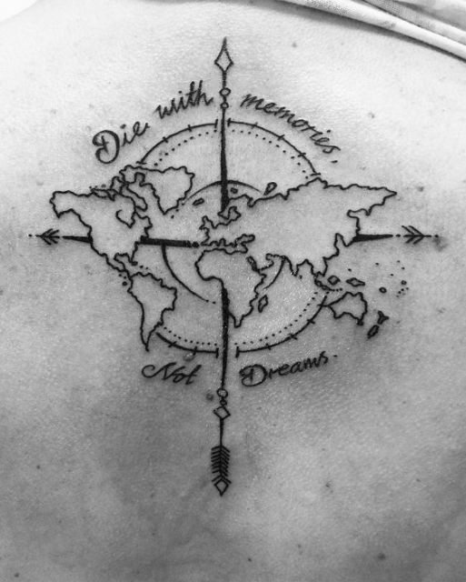 Tatuagem de uma bússola dentro do Mapa Mundo acompanhada pela frase "Die with memories, not dreams"