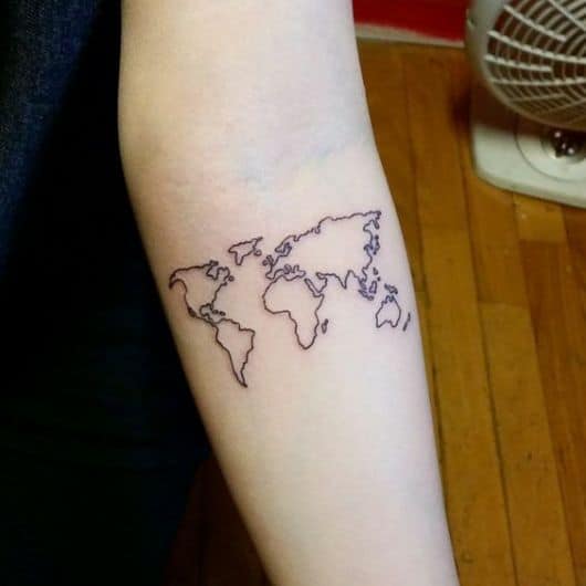 Tatuagem minimalista do mapa mundi no parte interna do antebraço de uma pessoa