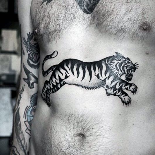Tigre old school tatuado em barriga masculina
