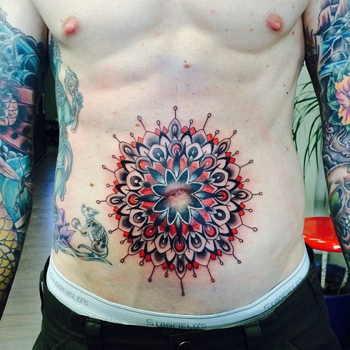 Tatuagem geométrica com muita core e linhas na barriga de um homem