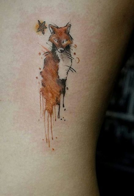 Tatuagem em Aquarela laranja de uma raposa com uma estrela ao fundo