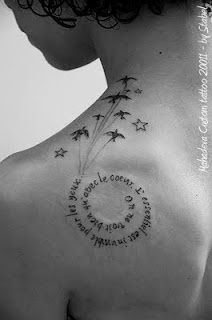 Tatuagem de uma frase que ao terminar se torna pássaros e estrelas 