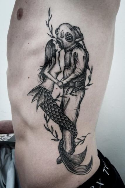 Tatuagem na costela de uma sereia beijando um explorador submarinho enquanto entrelaça sua cauda nas pernas dele