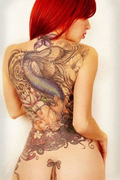 Tatuagem de sereia que cobre as costas inteiras de uma mulher.