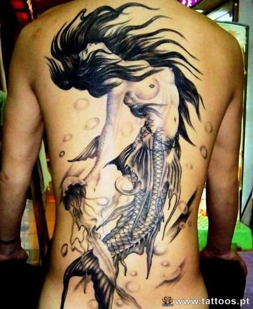 Tatuagem que cobre as costas inteiras de uma sereia nadando livremente enquanto joga os cabelos para trás.