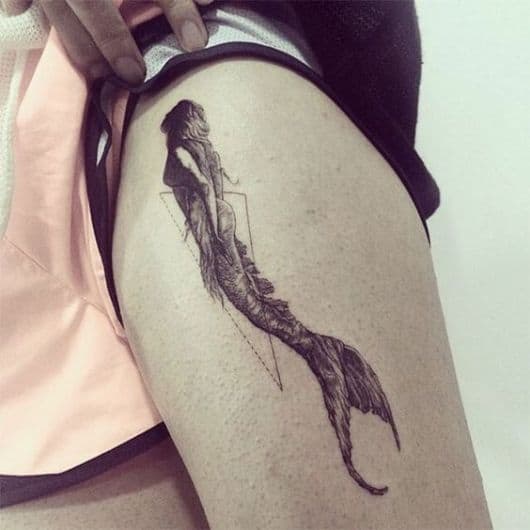 Tatuagem de uma sereia nadando para cima enquanto olha fixo para a direção que deseja ir