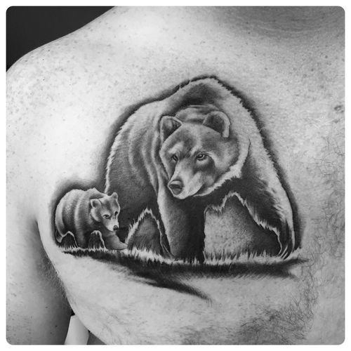 Tatuagem de um urso pardo adulto andando ao lado de seu filhote