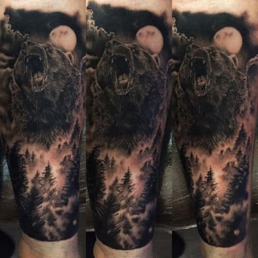 Tatuagem de urso pardo rugindo acima da floresta com a lua atrás dele