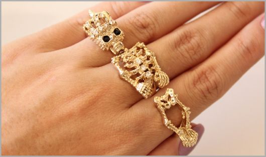Modelo de anel de caveira esqueleto inteiro na cor dourado.