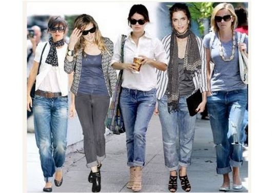 Modelos usa calça capri jeans com blusinhas e sapatos casuais.