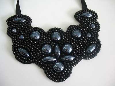 Modelo de maxi colar de pérolas negras tradicional.