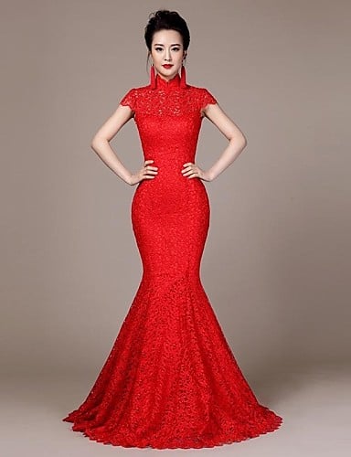 Modelo usa vestido vermelho longo corte sereia com manga curta.