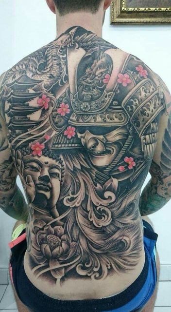 Tatuagem de um samurai cobrindo totalmente as costas de um homem. Além do samurai, ela possui diversos outros elementos da cultura oriental como o buda e a flor de lótus. 