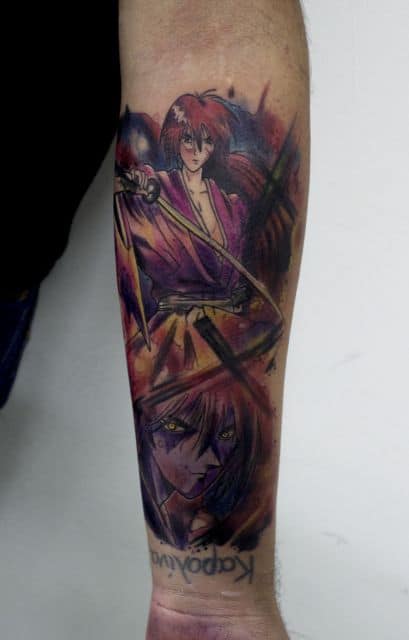 Tatuagem colorida no antebraço que mostra o protagonista da série samurai x em duas posições diferentes;