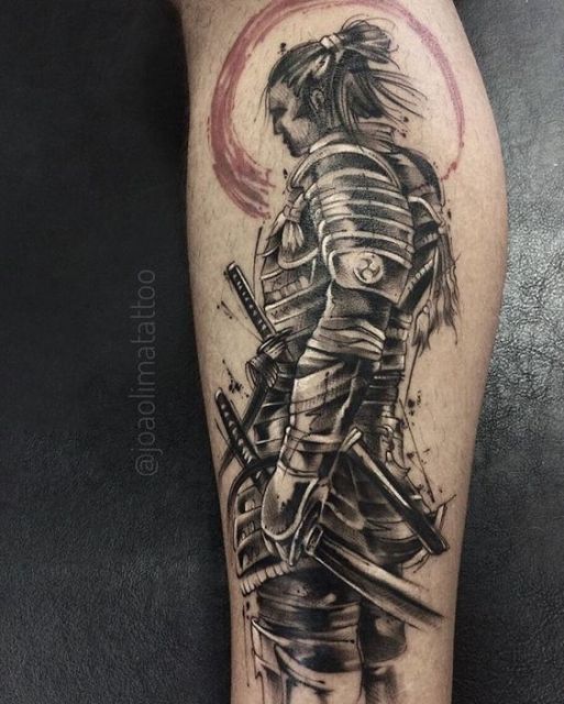 Tatuagem de um samurai visto de costas com uma armadura reluzente e espadas em sua cintura