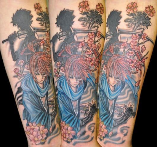 Tatuagem do protagonista da série samurai x com a silhueta de seu aliado ao fundo, também há uma arvore com folhas coloridas entre eles. 