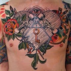 Tatuagem grande no peito de um homem de dois shapes quebrados que formam um coração com uma chave no centro e rosas em volta