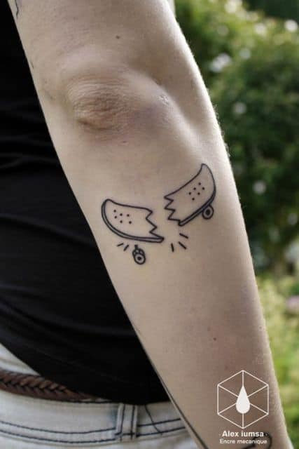 Tatuagem simples de um shape sendo partido ao meio